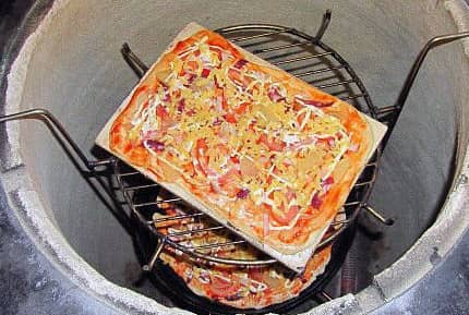 Для тех, кто еще не приспособился печь лепешки на стенках тандыра, существует очень легкий способ выпечки - специальные пекарские камни. На них можно готовить пирожки, самсу, хачапури, лаваш, лепешки, пиццу. Подходит для любого теста.