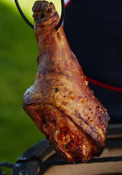 Вы можете готовит в тандыре баранью ногу целиком, используя универсальный крюк. Так же на крюке можно готовить любое крупное мясо.
